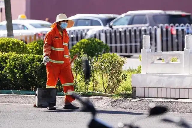 3家环卫所未给97名环卫工登记并缴纳社保，被判赔750余万元